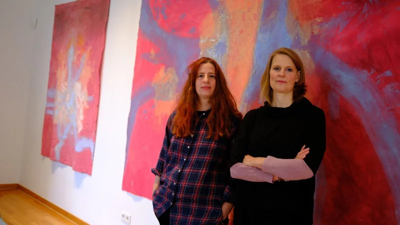 Annika Unterburg (links) und Tanja Hehmann in der Ausstellung vor Arbeiten von Annika Unterburg. - &copy; Sven Koch