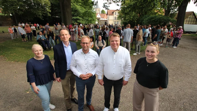 Kandidatendiskussion im Barntruper Schlosshof: Die Veranstaltung mit Borris Ortmeier (Mitte) und Oliver Humke (Zweiter von rechts) ist von Dr. Dedo von Kerssenbrock-Krosigk organisiert worden. Die LZ-Redakteurinnen Nadine Uphoff (links) und Lorraine Brinkmann moderieren. - © Jens Rademacher