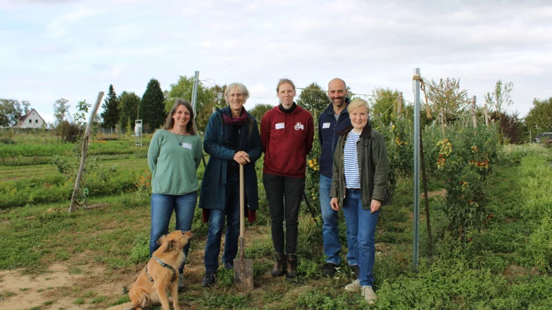 Gemeinsam haben Julia G&uuml;nzel (Deutscher Fachverband f&uuml;r Agroforstwirtschaft, von links), Brigitte Hilcher (Regionalbewegung NRW), Eva Horrion (Arbeitsgemeinschaft b&auml;uerliche Landwirtschaft) sowie Nils Roitsch und Wiebke Brinkmann-Roitsch (Solawi Ackervielfalt) den Feldtag veranstaltet. - &copy; Kyrill von Matuschka