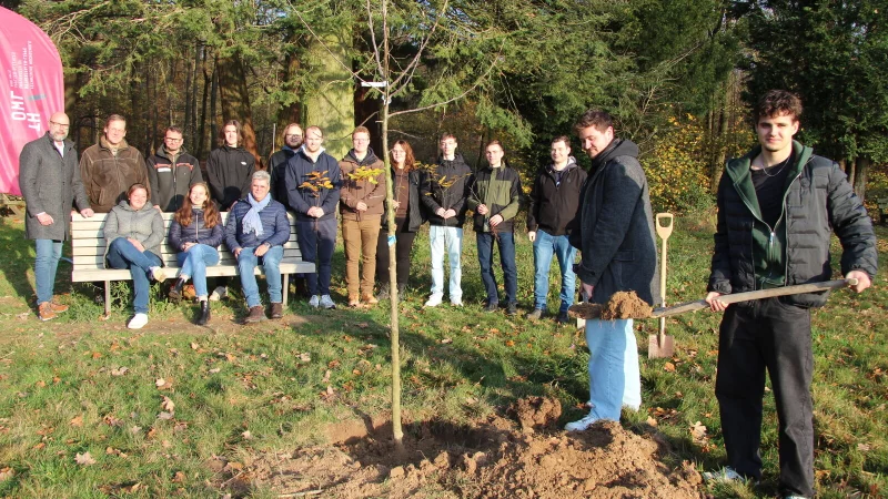 K&auml;mmerer Frank Limpke (von links), Professor Adrian Riegel, Theresa Erb, F&ouml;rster Alexander von Leffern, Theresa Erb und daneben Professor Reinhard Grell (sitzend) sind zusammen mit den Studenten der Holztechnik der Technischen Hochschule OWL auf der Streuobstwiese am Parkplatz F&ouml;rsterteiche in Lemgo und pflanzen B&auml;ume. - &copy; Nadine Uphoff