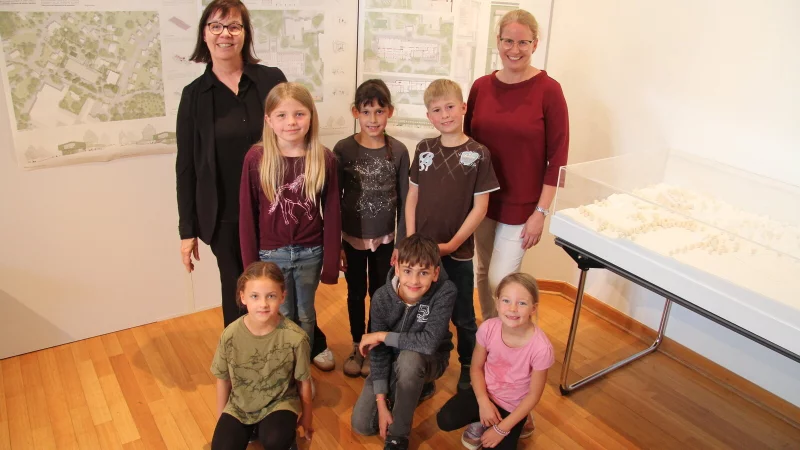 Schulleiterin Sabine Tewes-Wittig (links) und ihre Stellvertreterin Melanie van de Vorle schauten sich zusammen mit den Schülern Theresa (hinten, von links), Leonie und Jakob, sowie Lana (vorne, von links), Timo und Nora die Schulentwürfe im Eichenmüllerhaus an. - © Nadine Uphoff