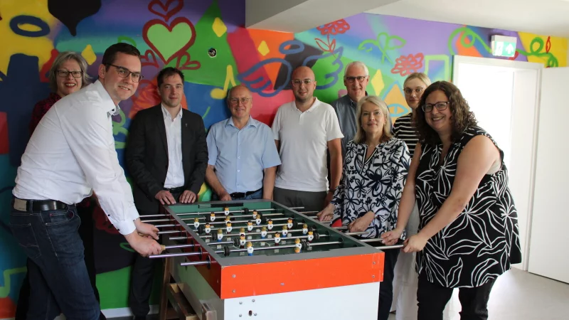 Pastorin Birgit Schneider (von links), Bürgermeister Matthias Kalkreuter, Pfarrer und Superintendent Dr. Sven Lesemann, Fachbereichsleiter Frank Rayczik, Fachteamleiter Jan-Lukas Schlink, Landesjugendreferent André Stitz, Leader-Regionalmanagerin Susanne Weishaupt, Jugendbildungsreferentin Johanna Ancutko und Gemeindepädagogin Daniela Stüker stehen im Multifunktionsraum des Jugendkeller. Hier sollen künftig verschiedenste Veranstaltungen stattfinden. - © Lorraine Brinkmann