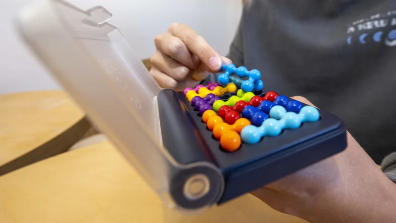 Eine Sch&uuml;lerin spielt ein Denkspiel, das besonders gut f&uuml;r Hochbegabte geeignet ist. In Leopoldsh&ouml;he hat sich ein Netzwerk gegr&uuml;ndet, das hochbegabten Jugendlichen helfen will. - &copy; Symbolbild: dpa