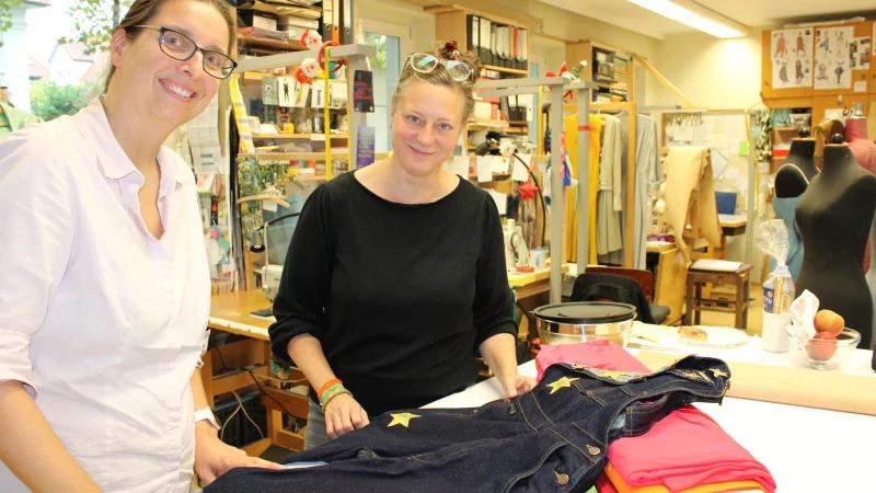 Zwei kreative K&ouml;pfe hinter den Kulissen: In der Kost&uuml;mwerkstatt des Detmolder Landestheaters entstehen einzigartige B&uuml;hnenoutfits, wie das des kleinen Prinzen. - &copy; Raffael Giebel