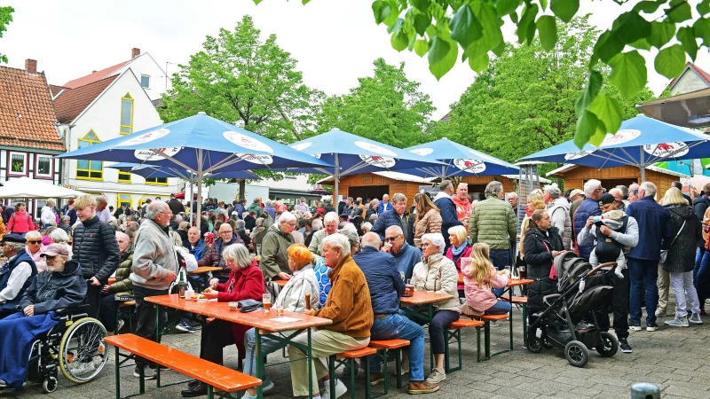 Das Fischfest lockt am Sonntag Hunderte auf den Barntruper Marktplatz. - © Nicole Ellerbrake