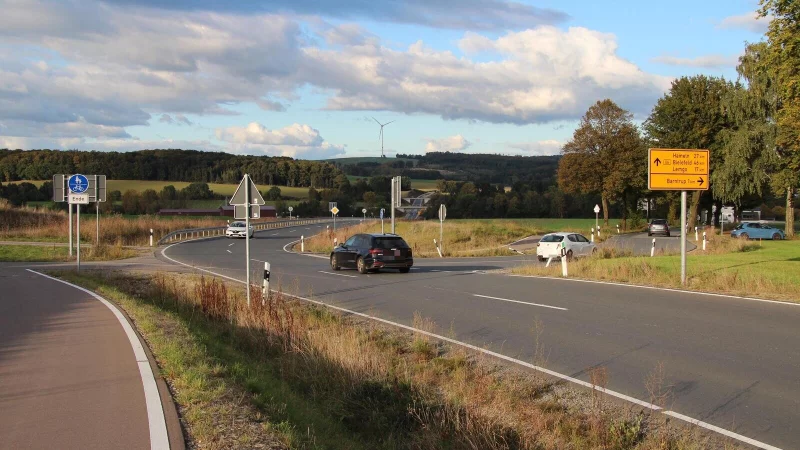 Hier gabeln sich Umgehungsstraße (links) und Selbecker Straße (rechts). Die Stadt hofft, dass Straßen NRW zahlreiche gelbe Wegweiser noch austauscht, die den Verkehr durch die Stadt statt auf die Umgehung leiten. - © Nadine Uphoff/Archivfoto