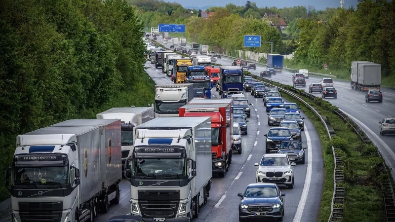 Die ohnehin stark frequentierte A2 wird zum Ferienstart am Freitag, 13. Oktober, voller als sonst. - &copy; Paul Brinkmann