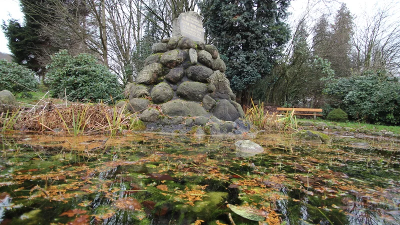 Das Jacobidenkmal in Hohenhausen erinnert an den Begründer der künstlichen Fischzucht. Das Archivfoto stammt aus dem Jahr 2015. Seitdem hat weiter der Zahn der Zeit an dem Denkmal genagt. - © Jens Rademacher