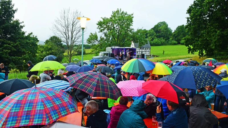 Trotz Regens feiern mehrere Hundert G&auml;ste die letzte Tankstellenparty im Freilichtmuseum. - &copy; Nicole Ellerbrake