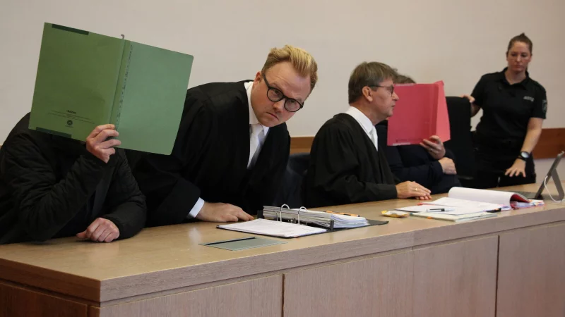 Verteidiger Tim Hoffmann, der den angeklagten 50-J&auml;hrigen (im Bild vorne) vertritt, und sein Kanzlei-Kollege Jann Henrik Popkes - neben der angeklagten Mutter (37) - geben zum Prozessauftakt Erkl&auml;rungen f&uuml;r ihre Mandanten ab. Beide Angeklagte sind gest&auml;ndig, das Beweismaterial ist allerdings erdr&uuml;ckend. - &copy; Janet K&ouml;nig