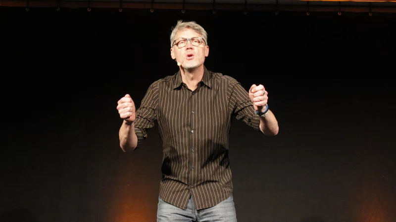 Der bekannte Kabarettist Christoph Sieber gastierte anl&auml;sslich der Veranstaltungsreihe Kunst im Kreishaus am Freitagabend in Detmold und verstand es mit humoristischer Ehrlichkeit, die gesellschaftlichen Irrungen und Wirrungen unsere Zeit auf die Schippe zu nehmen. - &copy; Juliana Szabo