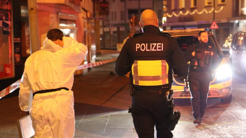 Nach dem Gro&szlig;einsatz der Polizei in Herford an der Rennstra&szlig;e hat die Spurensicherung die Arbeit &uuml;bernommen. Noch am Tatabend war ein Verd&auml;chtiger festgenommen worden. - &copy; Claus Frickemeier