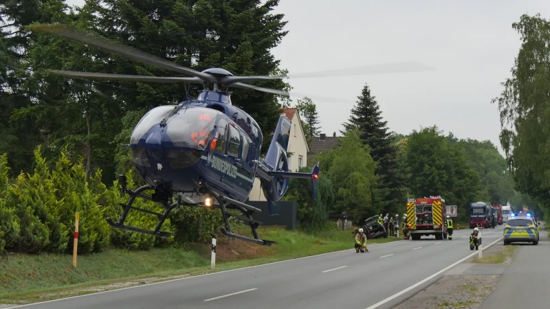 F&uuml;r etwa eine Stunden war die Augustdorfer Waldstra&szlig;e gesperrt - haupts&auml;chlich, damit der Helikopter Christoph 13 (hier die Ersatzmaschine) mit dem Notarzt landen konnte. - &copy; Jost Wolf