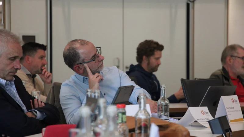 Daniel Fischer, Leitender Arzt Notfallmedizin Klinikum Lippe, sitzt als neuer Vertreter der &Auml;rztekammer in der Kommunalen Gesundheitskonferenz - und wundert sich selbst, dass die Mitglieder pl&ouml;tzlich &uuml;ber die Neubesetzungen abstimmen. - &copy; Janet K&ouml;nig