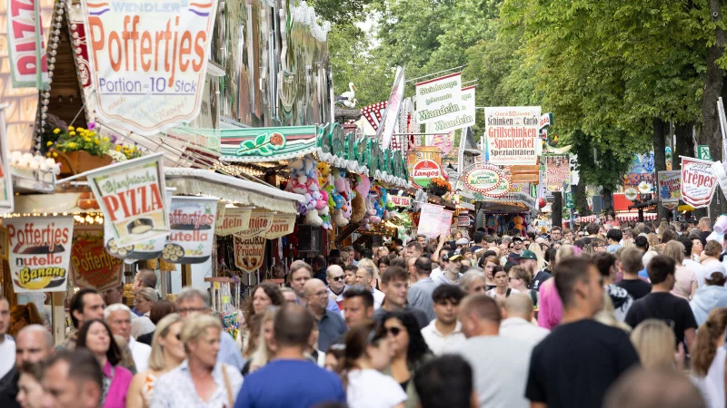 Auf der Kirmesmeile gibt es zu Libori in Paderborn neben den Fahrgesch&auml;ften ein Angebot an Essen und Getr&auml;nken. - &copy; Niklas T&uuml;ns (Archivfoto)