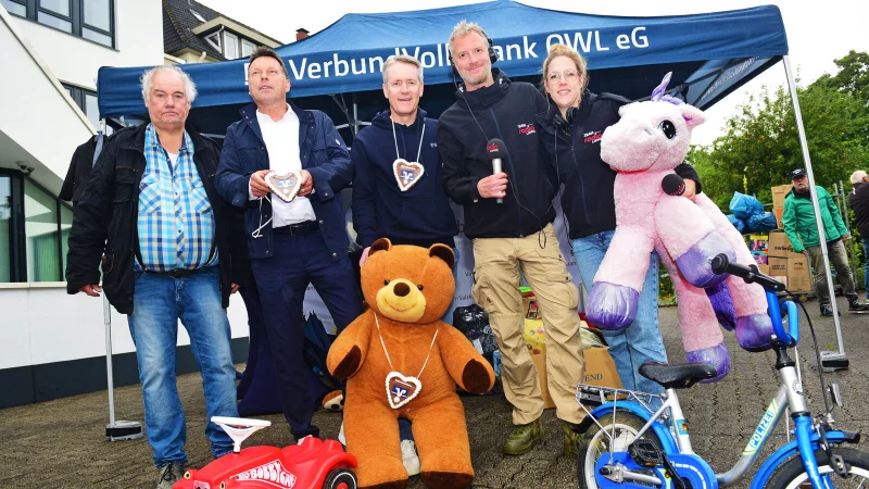 J&uuml;rgen Wattenberg (Verein "Kinder in Not"), B&uuml;rgermeister Frank Hilker, Frank Sievert (Vorstandsmitglied Verbund-Volksbank OWL eG), Frank Schr&ouml;der und Judith Brentrup von Radio Lippe - &copy; Nicole Ellerbrake