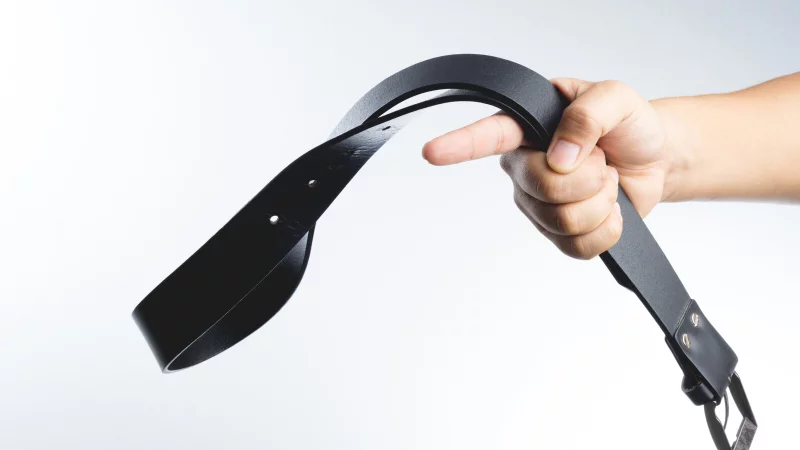 Ein Ehepaar aus Kalletal hielt es f&uuml;r die richtige Erziehungsmethode, ihre Kinder mit dem G&uuml;rtel zu schlagen. Deshalb mussten sich die Eltern jetzt vor dem Amtsgericht Lemgo verantworten. - &copy; bonnontawat - stock.adobe.com