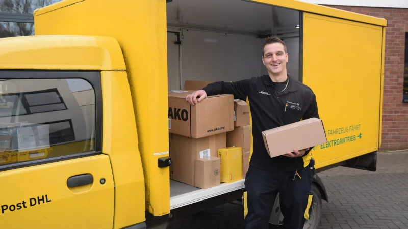 Julian Eikhoff stellt Briefe und Pakete in Spenge-Mitte zu. - &copy; Mareike Patock