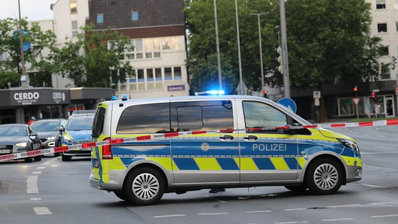 Ein Bulli der Kriminaltechnik steht am frühen Morgen auf der Mindener Straße. - © Claus Frickemeier