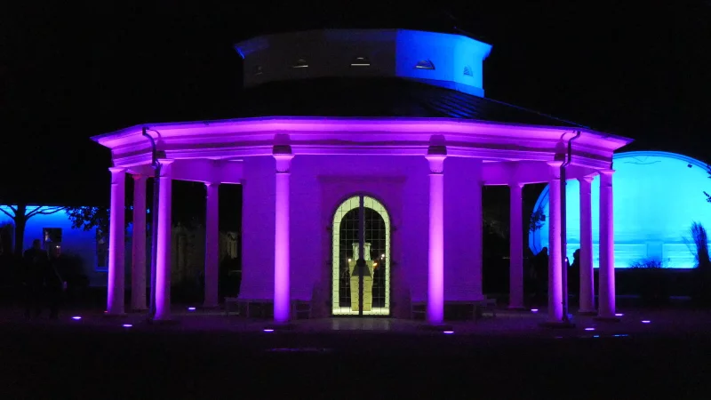 Star des Lichtkonzepts ist der Brunnentempel aus dem Jahr 1842. Im Hintergrund wird rechts die Konzertmuschel angestrahlt. - &copy; Jost Wolf