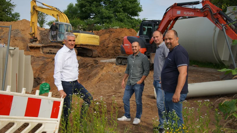 Erster Beigeordneter Thorsten Paulussen sowie Sven Ranft, Jan Runte und Sven Anders vom Fachteam Stadtentw&auml;sserung und Wasserwirtschaft der Stadt Lage beim Ortstermin auf der der Baustelle in Pottenhausen. - &copy; Stadt Lage