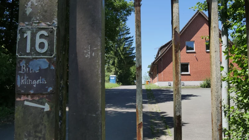 Das Gel&auml;nde des ehemaligen Senders auf dem M&ouml;nkeberg macht heute einen traurigen Eindruck. Die alten Geb&auml;ude verfallen. Das Areal wird nur noch landwirtschaftlich genutzt. - &copy; Jost Wolf