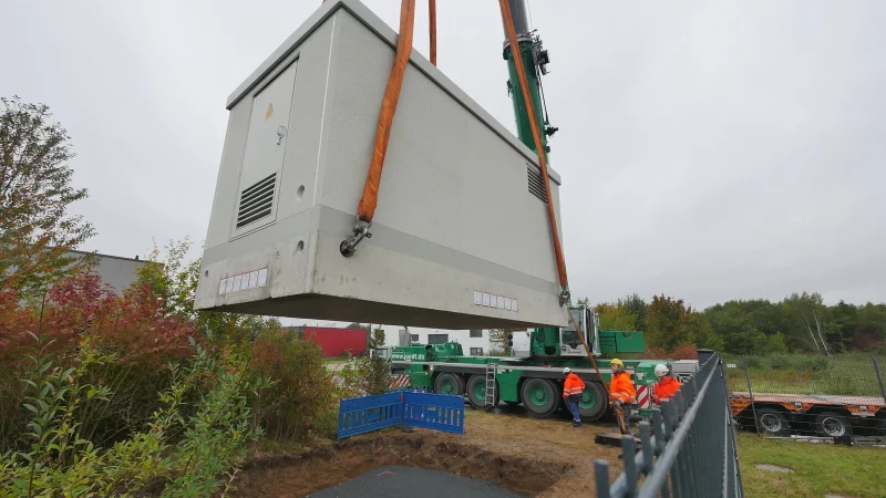 Nur von ein paar Meter und das 40-Tonnen-Trafoh&auml;uschen steht an seinem Platz direkt neben der AGA-Einfahrt. - &copy; Jost Wolf