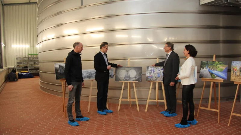 Anl&auml;sslich des Weltwassertages erinnerten die Stadtwerke (von links: Dirk Kornhoff, Andreas Schlichting, J&ouml;rg Karlikowski und Eva Ellminger) im Jahr 2022 im Hochbeh&auml;lter Meierberg an die Bedeutung des Trinkwassers. In diesem Hochbeh&auml;lter sind akutell Verunreinigungen festgestellt worden. - &copy; Archivfoto: Jana Beckmann