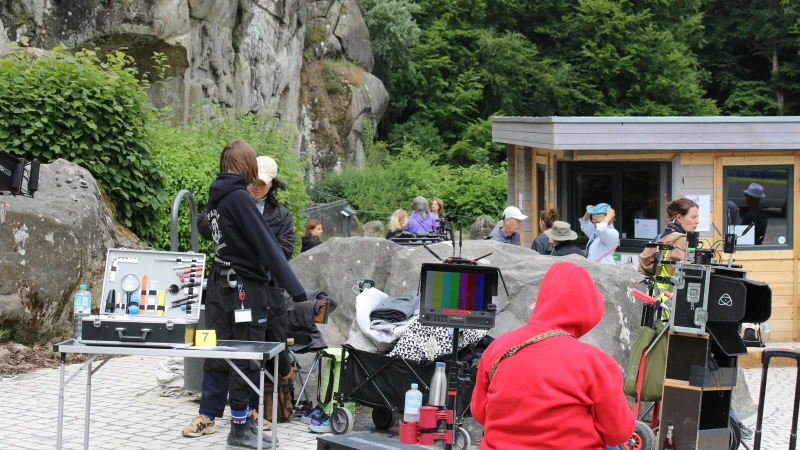 Die Externsteine als Drehort für den ZDF-Krimi "Blutsbande - Mord im Teutoburger Wald" - © Kyrill von Matuschka