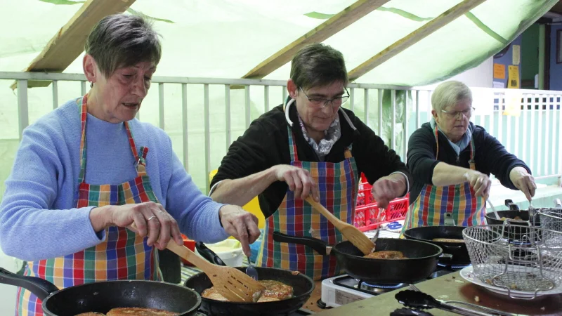 Bereits seit 2012 stehen Petra Joneleit, Katrin Münch und Renate Betschen (von links) beim Beller Schnirz an den Pfannen und brutzeln den traditionellen Lippischen Pickert. Ob mit Leberwurst oder Rübenkraut, der Pickert ist bei Jung und Alt gleichwohl beliebt. - © Juliana Szabo