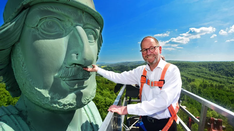 Jörg Düning-Gast, Verbandsvorsteher des Landesverbands Lippe, Auge in Auge mit dem berühmtesten Lipper. Das Bild entstand im Rahmen der jährlichen Prüfung des Denkmals. - © Archivfoto: Nicole Ellerbrake