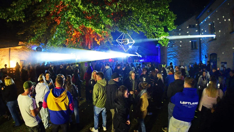 Das Festival "Burgbeben" hat am Wochenende auf der Burg Sternberg stattgefunden. - © Nicole Ellerbrake