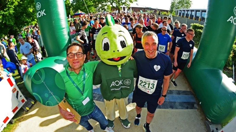 Peter Rosenke (links) und Dirk Tolkemitt er&ouml;ffnen den 14. AOK-Firmenlauf. - &copy; Nicole Ellerbrake