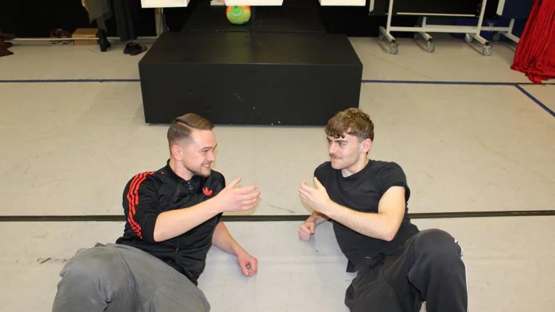 LZ-Volont&auml;r Raffael Giebel (links) genie&szlig;t mit Teilnehmer Bela Buhrmester einen imagin&auml;ren Drink am Strand. - &copy; Fotorechte: Raffael Giebel