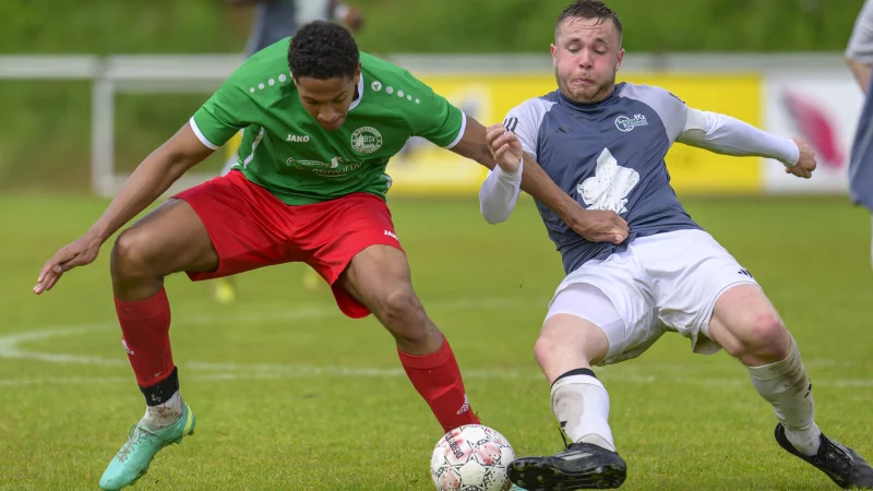 Starke Zweikämpfe: In dieser Szene lässt Bastian Haase (rechts) von den Sportfreunden Oesterholz/Kohlstädt nicht locker. Gegen seinen Blomberger Gegenspieler Fabrice Diakite kann Haase den Ball im letzten Moment wegspitzeln. - © Egon Penner