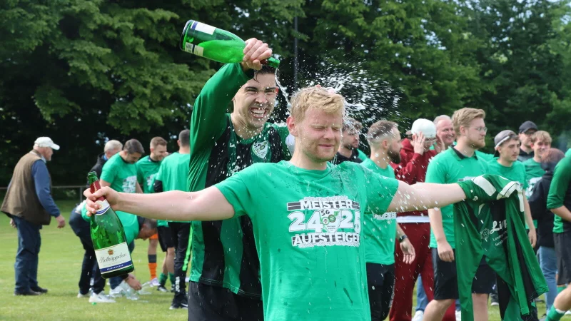 Bei der Meisterfeier gie&szlig;t Louis Hilker seinem Mannschaftskollegen Marvin Schmidt Sekt &uuml;ber den Kopf. - &copy; Sebastian Lucas
