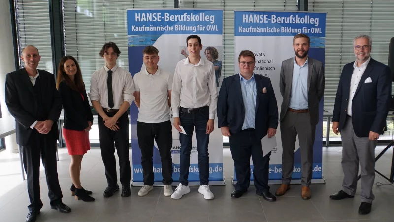 Bei der Abschiedsfeier: Michael Lohre, Oberstufenkoordinator der H&ouml;heren Handelsschule, Karen Zereike, Leiterin Eigenbetrieb Schule des Kreises Lippe, Maxim Fasse, Jonas L&uuml;tkemeier, Jano Grote, Yannic Homa, Marcel Mrotzek, Bildungsgangleiter der H&ouml;heren Handelsschule und Schulleiter Heiko Jucks. - &copy; Hanse-Berufskolleg