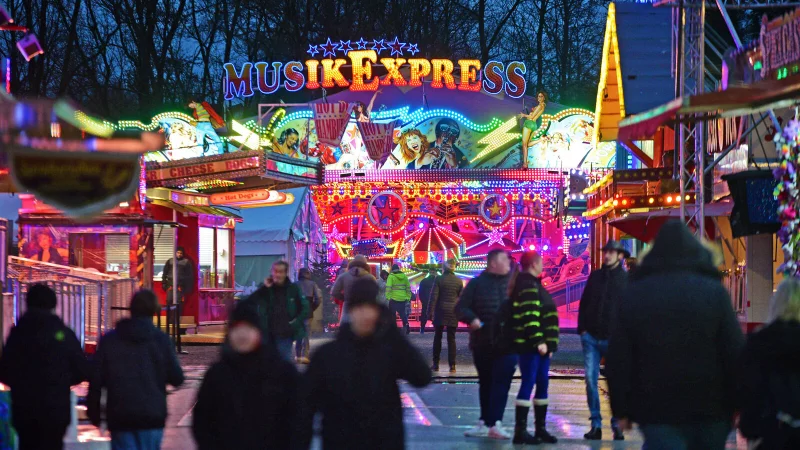 Egal ob Fahrgesch&auml;ft oder Bude - Kl&auml;schen ist bei jedem Wetter einen Besuch wert. - &copy; Nicole Ellerbrake