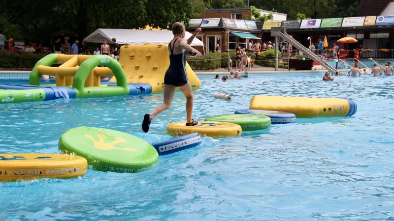 Wackelbr&uuml;cken-Rennen im Waldfreibad H&ouml;rste kommt Ninja-Warrior-Stimmung aus. - &copy; Heidi Stork
