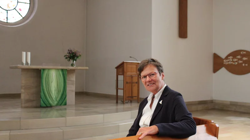 Sigrun Neuwerth lebt seit 2023 mit ihrer Frau in Lage. Als Prädikantin möchte sie sich noch mehr in die evangelisch-lutherische Gemeinde einbringen. - © Lorraine Brinkmann