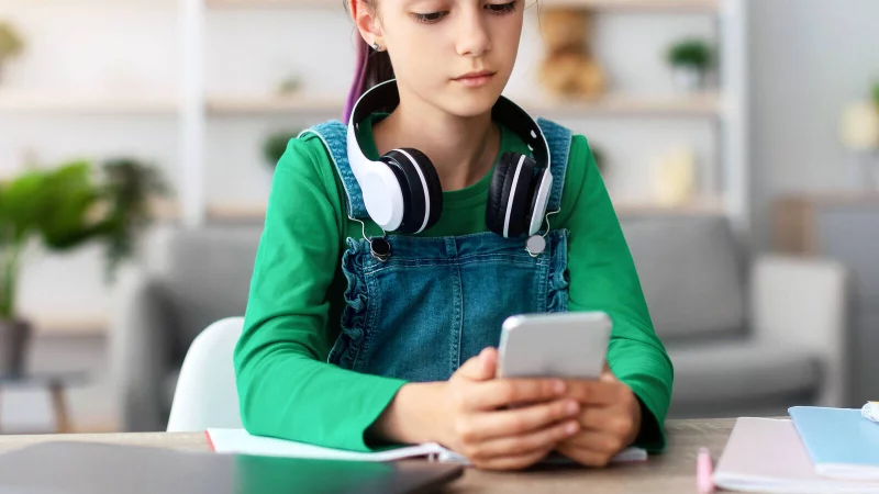 Immer mehr Fälle: Über Plattformen wie Tiktok, Snapchat, Instagram oder Youtube bauen Täter eine Beziehung zu ihren Opfern auf und fordern dann Nacktbilder von ihnen oder Videos mit sexuellen Handlungen. - © IMAGO/YAY Images