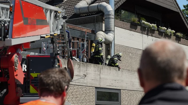Einsatzkräfte der Feuerwehr suchen nach Glutnestern an einem Imbiss in Asemissen. - © FREITAG-TV