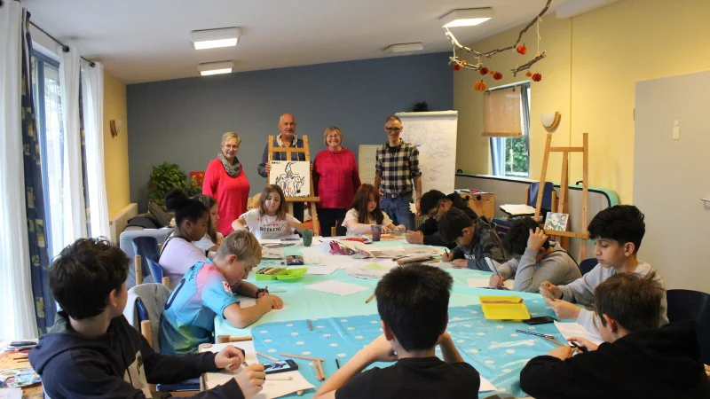 Die Biesterberger Kids vertieft in kreative Kunstwerke während des Mal- und Zeichnen-Workshops, unterstützt durch die großzügige Spende der „Frauen für Lemgo“. - © Stadtteiltreff Biesterberg