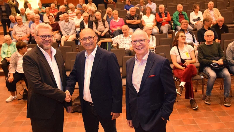 Redakteur Gunter Held (r.) begrüßt die beiden demokratischen Bürgermeisterkandidaten Peter Heepmann (SPD, l.) und Carsten Ehmer (CDU) zur Podiumsdiskussion in der Aula des Niklas-Luhmann-Gymnasiums. - © Karin Prignitz