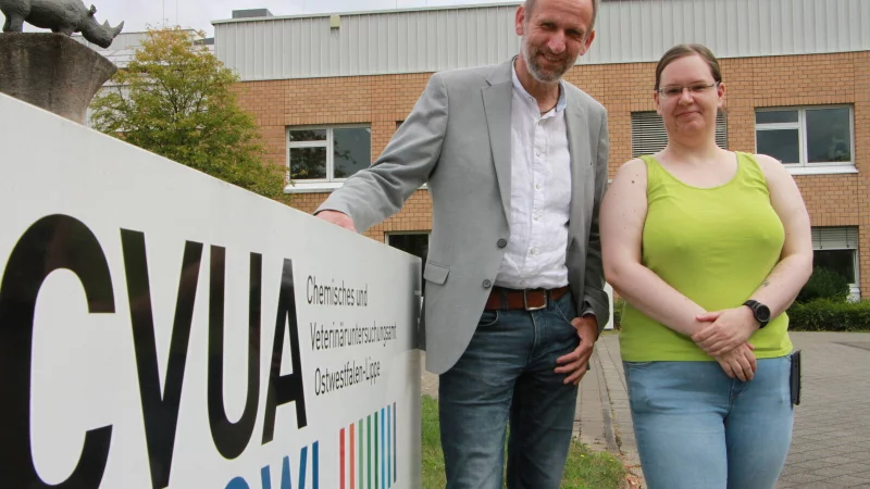 Dr. Ulrich Kros und Sabrina Schott. Die Lebensmitteltechnikerin zeichnet f&uuml;r die Festschrift verantwortlich. - &copy; Martin Hostert