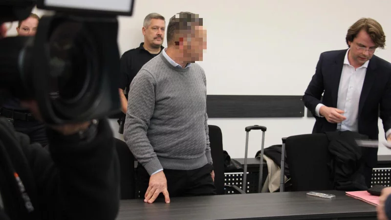 Der angeklagte Honorar-Arzt aus Berlin (52) nimmt an der Seite seines Verteidigers Dr. Sebastian Thieme (rechts) Platz. - © Janet König