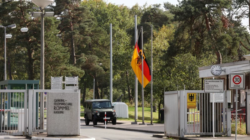 Eingang der Generalfeldmarschall-Rommel-Kaserne in Augustdorf, die ein Ziel möglicher Spionageaktivitäten sein könnte. - © Bernhard Preuss