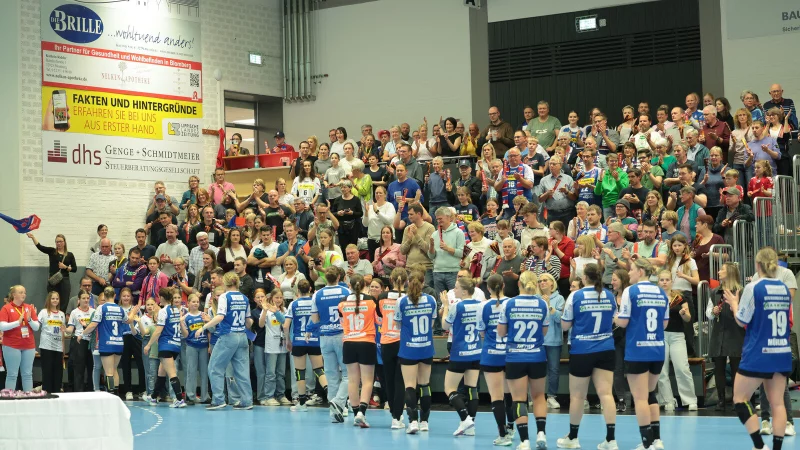 Nach der Finalniederlage gegen Ludwisburg verabschiedete sich das HSG-Team von den Fans. - © Paul Cohen