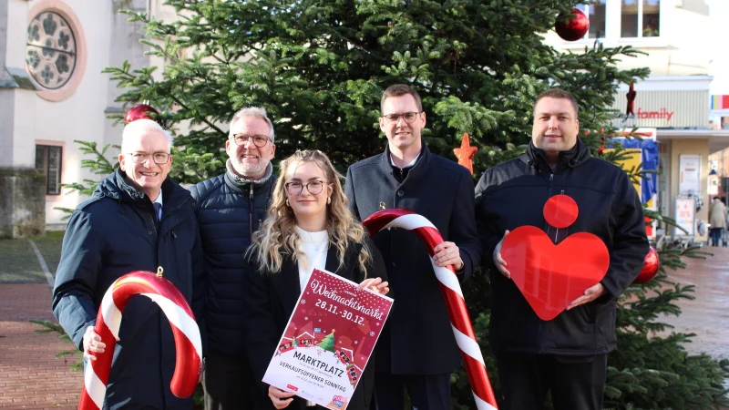 Thomas Voss (Stadtmarketing), Hans-J&ouml;rg Alberti (Stadtwerke), Lea Pommerenk (Stadtmarketing), B&uuml;rgermeister Matthias Kalkreuter und Tobias Blinne (Sparkasse) stellen das Programm f&uuml;r den diesj&auml;hrigen Weihnachtsmarkt vor. - &copy; Lorraine Brinkmann