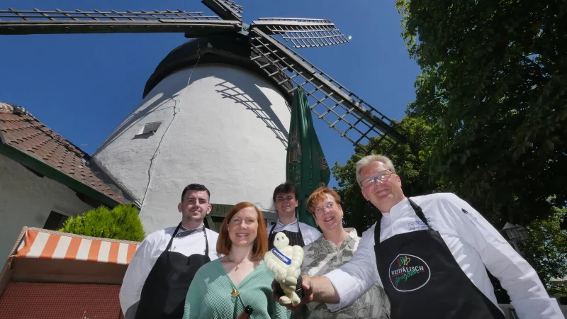 Dennis Erk, Anna-Kathrina Lemke, Mathis Dette sowie Birgit und Holger Lemke (von links) freuen sich über die erneute Auszeichnung mit dem "Bip Gourmand" des Guide Michelin. - © Jost Wolf